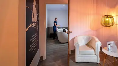 Coin salon dans l'établissement Hôtel Kastel - Relais Thalasso & Spa