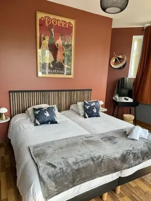 Un ou plusieurs lits dans un hébergement de l'établissement Le Clos Du Pontic Logis et Cit'Hotel