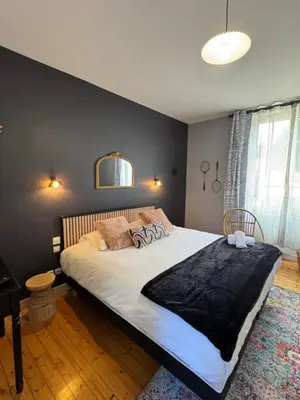 Un ou plusieurs lits dans un hébergement de l'établissement Le Clos Du Pontic Logis et Cit'Hotel