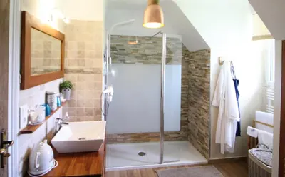 Salle de bains dans l'établissement La maison de l'Odet