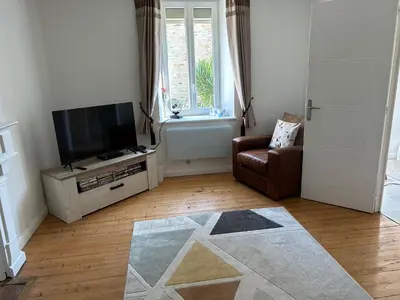 Télévision ou salle de divertissement dans l'établissement Ploumilliau House