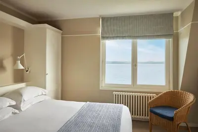 Un ou plusieurs lits dans un hébergement de l'établissement Le Grand Hotel des Bains & Spa - Bretagne