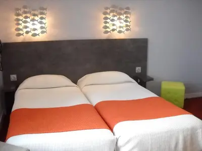 Un ou plusieurs lits dans un hébergement de l'établissement Logis Hotel Bellevue