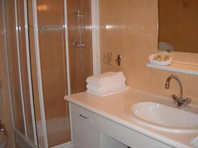 Salle de bains dans l'établissement Logis Hotel Bellevue