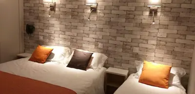 Un ou plusieurs lits dans un hébergement de l'établissement Logis Hotel Bellevue