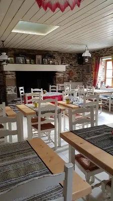 Restaurant ou autre lieu de restauration dans l'établissement Auberge de Keringar