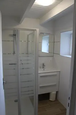 Salle de bains dans l'établissement Auberge de Keringar