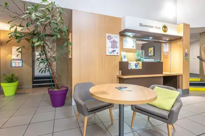 Coin salon dans l'établissement B&B HOTEL Quimper Sud Bénodet