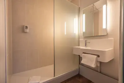 Salle de bains dans l'établissement B&B HOTEL Quimper Sud Bénodet