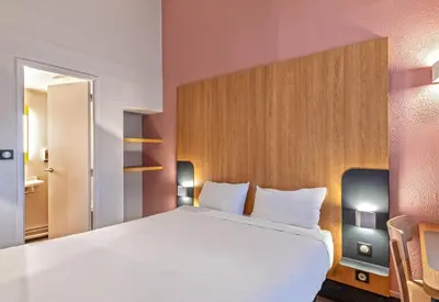 Un ou plusieurs lits dans un hébergement de l'établissement B&B HOTEL Quimper Nord Douarnenez