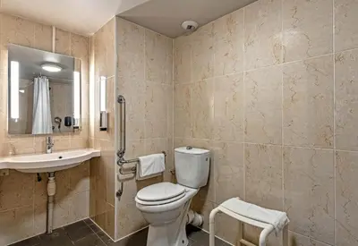 Salle de bains dans l'établissement B&B HOTEL Quimper Nord Douarnenez