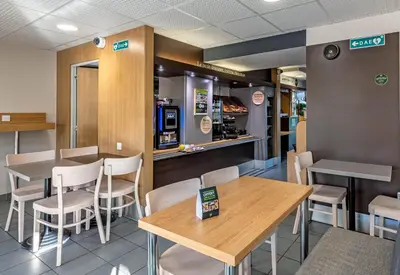 Restaurant ou autre lieu de restauration dans l'établissement B&B HOTEL Quimper Nord Douarnenez