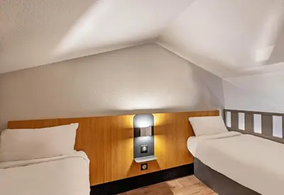 Un ou plusieurs lits dans un hébergement de l'établissement B&B HOTEL Quimper Nord Douarnenez