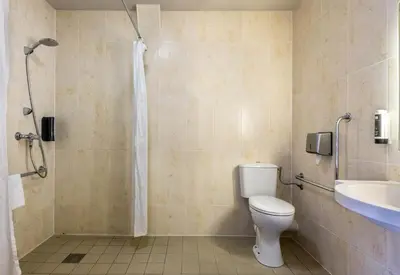 Salle de bains dans l'établissement B&B HOTEL Brest Port du Moulin Blanc