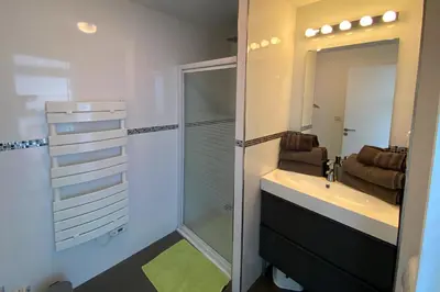 Salle de bains dans l'établissement Villa de la plage de Plouescat