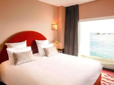 Un ou plusieurs lits dans un hébergement de l'établissement Hotel Mercure Roscoff Bord De Mer