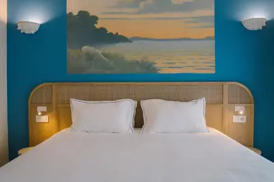 Un ou plusieurs lits dans un hébergement de l'établissement Hôtel Les Grands Voyageurs