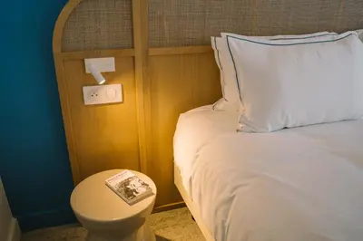 Un ou plusieurs lits dans un hébergement de l'établissement Hôtel Les Grands Voyageurs
