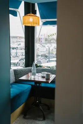 Coin salon dans l'établissement Hôtel Les Grands Voyageurs