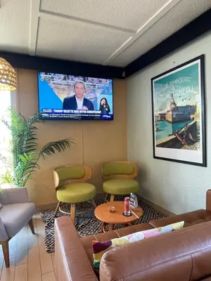 Télévision ou salle de divertissement dans l'établissement Brit Hotel Quimper Sud
