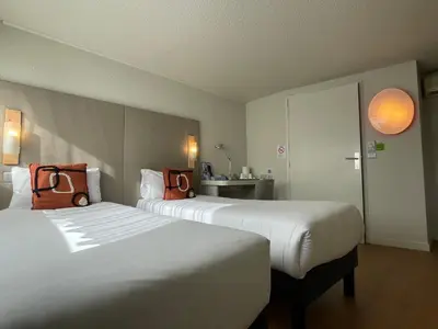 Un ou plusieurs lits dans un hébergement de l'établissement Brit Hotel Quimper Sud