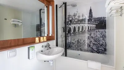 Salle de bains dans l'établissement Campanile Brest - Gouesnou Aeroport