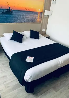 Un ou plusieurs lits dans un hébergement de l'établissement BRIT HOTEL Confort MORLAIX