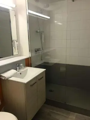 Salle de bains dans l'établissement BRIT HOTEL Confort MORLAIX