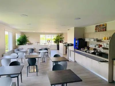 Restaurant ou autre lieu de restauration dans l'établissement BRIT HOTEL Confort MORLAIX