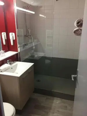 Salle de bains dans l'établissement BRIT HOTEL Confort MORLAIX
