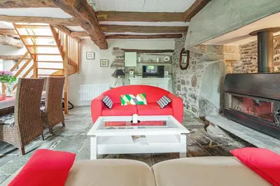 Coin salon dans l'établissement Maison cosy vue mer à Guimaëc