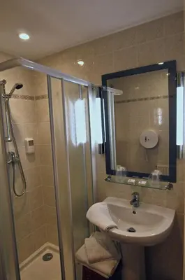 Salle de bains dans l'établissement Hôtel Du Port