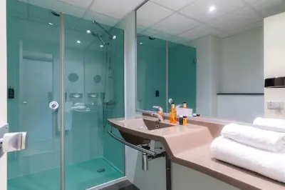 Salle de bains dans l'établissement Hôtel Oceania Brest