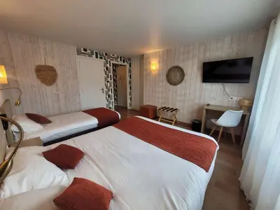 Un ou plusieurs lits dans un hébergement de l'établissement Brit Hotel des Halles