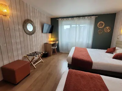 Un ou plusieurs lits dans un hébergement de l'établissement Brit Hotel des Halles