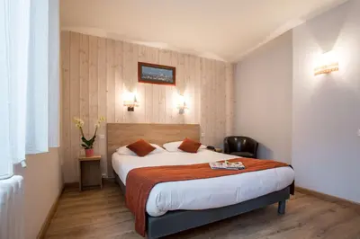Un ou plusieurs lits dans un hébergement de l'établissement Brit Hotel des Halles