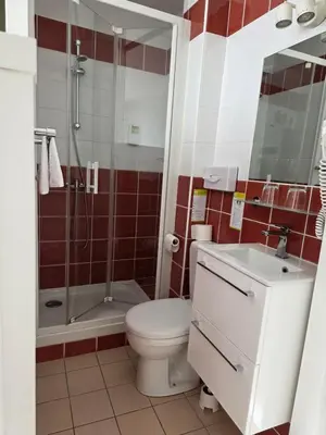 Salle de bains dans l'établissement Brit Hotel des Halles