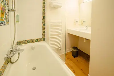 Salle de bains dans l'établissement Grand Hôtel de l'Europe - Morlaix Centre