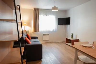 Télévision ou salle de divertissement dans l'établissement Terres de France Brest