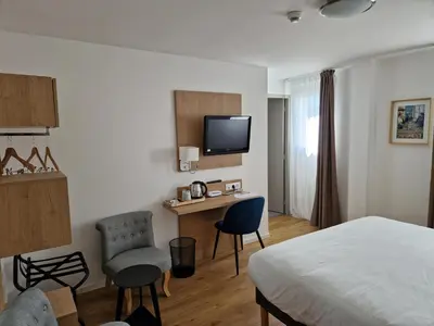Télévision ou salle de divertissement dans l'établissement Kyriad Quimper Sud