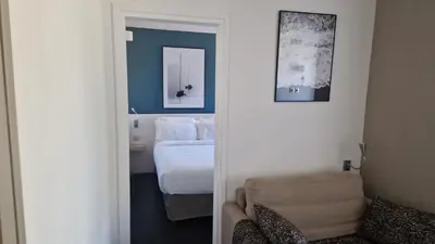 Un ou plusieurs lits dans un hébergement de l'établissement Kyriad Quimper Sud