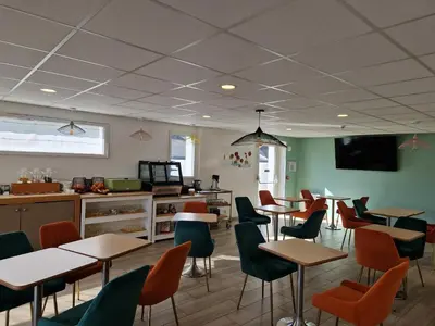Télévision ou salle de divertissement dans l'établissement Kyriad Quimper Sud