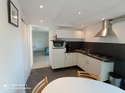 Cuisine ou kitchenette dans l'établissement Le casino larmor
