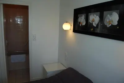 Salle de bains dans l'établissement Le Relais des Primeurs LOGIS HOTEL