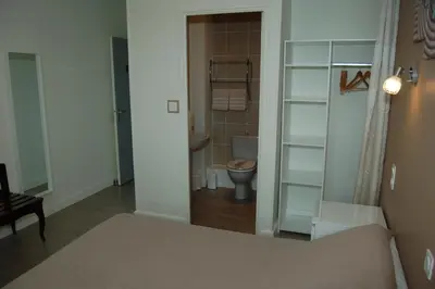 Salle de bains dans l'établissement Le Relais des Primeurs LOGIS HOTEL