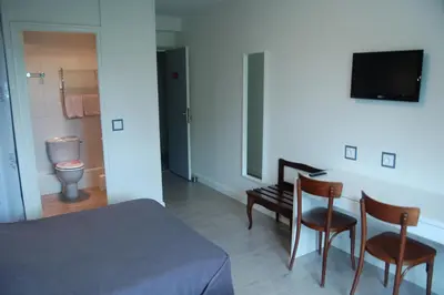 Télévision ou salle de divertissement dans l'établissement Le Relais des Primeurs LOGIS HOTEL