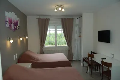 Un ou plusieurs lits dans un hébergement de l'établissement Le Relais des Primeurs LOGIS HOTEL