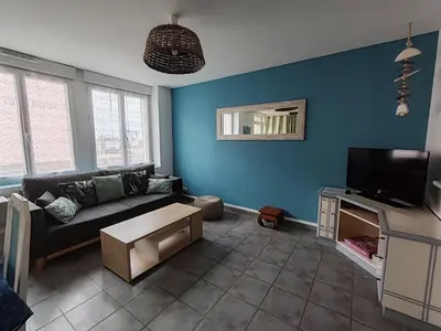 Télévision ou salle de divertissement dans l'établissement La maison rouge