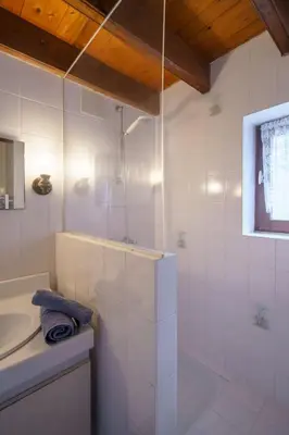 Salle de bains dans l'établissement Holiday Home Chez Jeanne by Interhome