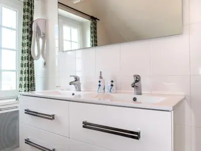 Salle de bains dans l'établissement Holiday Home Les Embruns by Interhome